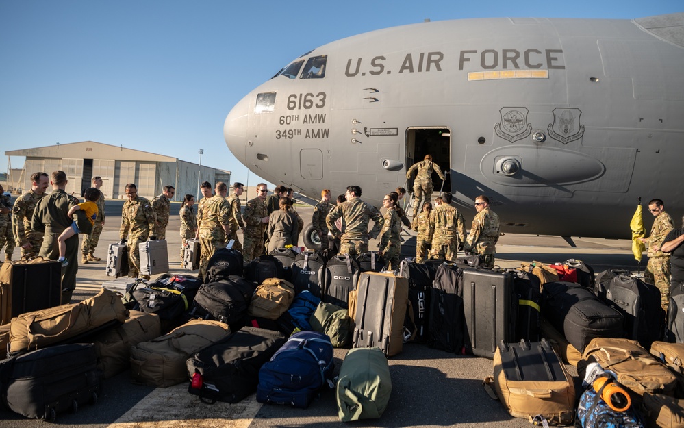 C-17 Globemaster III aircrew returning from deployment